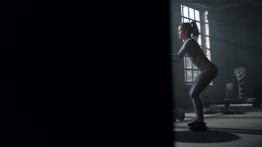 运动女性在木箱上跳跃做健身锻炼视频