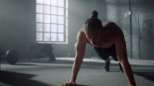 强壮的男人在健身房做俯卧撑14秒视频