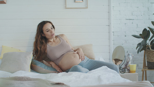 怀孕孕妈在家躺在床上18秒视频