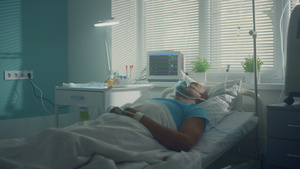 男性患者在诊所呼吸氧气面罩13秒视频