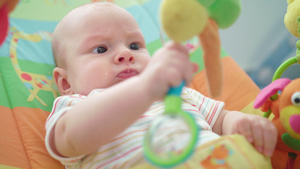 新生婴儿玩具的肖像10秒视频