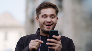 男性在户外读手机信息表情欣喜27秒视频