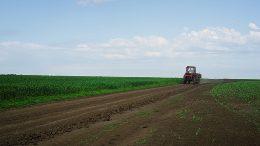 农业自然景观中的农用拖拉机耕作视频
