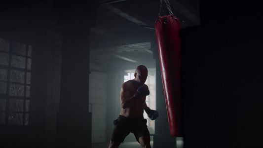 体育运动员拳击沙袋在健身房训练拳击视频
