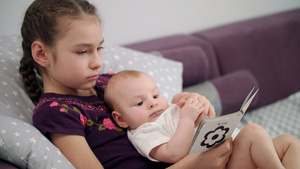 漂亮女孩在家看小儿书 里有宝14秒视频