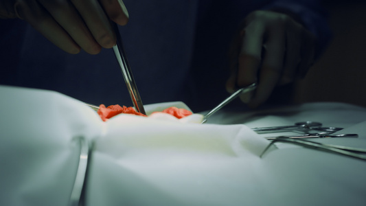 特写外科医生手在手术室无菌病房操作手术视频