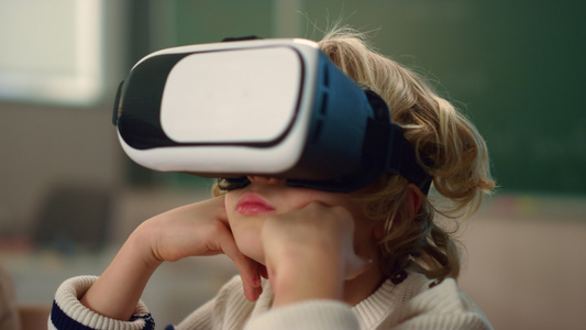 男孩在课上戴着 3d vr 眼镜沉浸在虚拟现实中视频