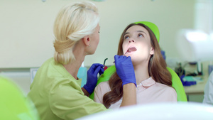 病人在牙科办公室里做定期检查14秒视频