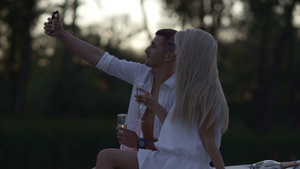 浪漫情侣在晚上拍自照片20秒视频