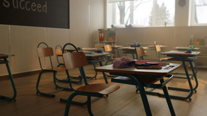 现代教室的课桌椅学校房间内部13秒视频