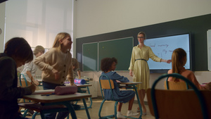 站在黑板前的女教师正在讲课学生在学习。17秒视频