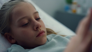 心烦意乱的孩子躺在床上拿着最喜欢的毛绒玩具11秒视频