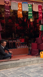 拉萨八廓街手持转经轮的藏民大昭寺转寺八角街视频