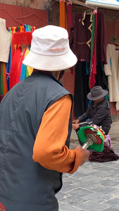 拉萨八廓街手持转经轮的藏民大昭寺转寺旅游目的地视频