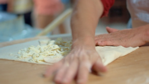 妈妈教孩子制作美食8秒视频