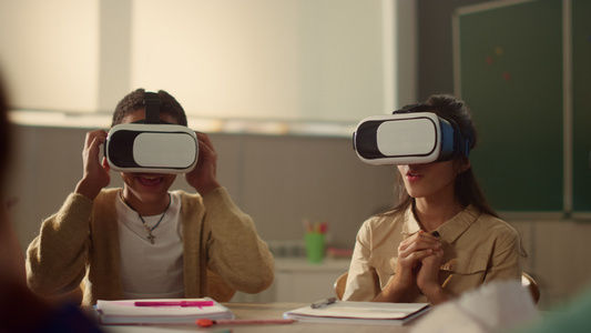 戴 VR 眼镜的学生在学校学习沉浸在虚拟现实中视频