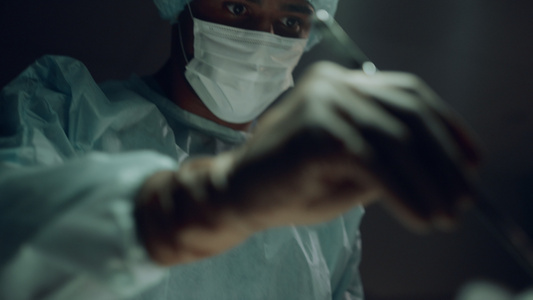 外科医生在手术室做手术视频