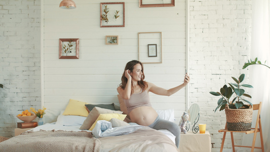 怀孕孕妈居家在床上自拍视频
