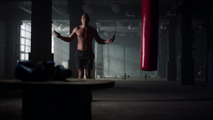 准备用跳绳进行有氧运动的肌肉男性13秒视频