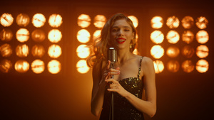 魅力女歌手在舞台上跳舞唱歌8秒视频
