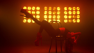 性感女舞者在椅子上表演舞蹈11秒视频