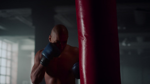 在健身房男子拳击拳击沙袋10秒视频