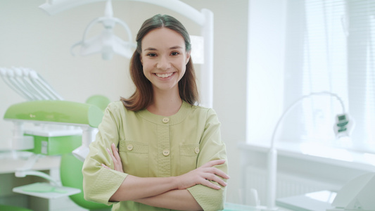牙科诊所的微笑女牙医视频