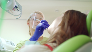 与牙科办公室病人合作的微笑牙医11秒视频