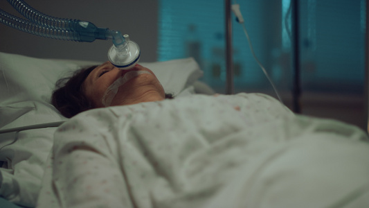 在医院休息的病人氧气面罩手指特写上的脉搏血氧仪视频