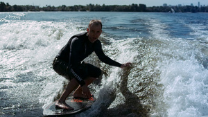 运动男子在摇晃的波浪上,在起搏板冲浪25秒视频