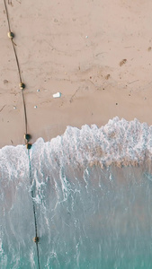 航拍海浪浪花拍打到沙滩上航拍景色视频