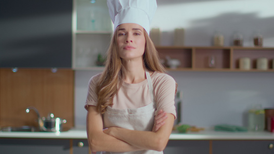 女性厨师面对镜头自信微笑视频