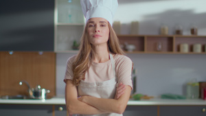 女性厨师面对镜头自信微笑13秒视频
