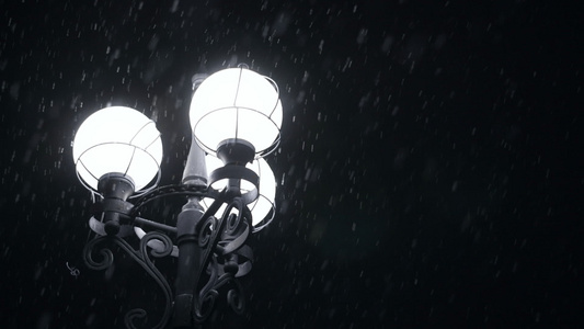 在雪夜中闪亮的街灯视频