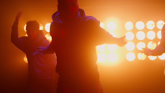 年轻街头舞者在聚光灯下表演嘻哈视频