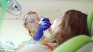 在牙医办公室与病人合作的口科专家17秒视频