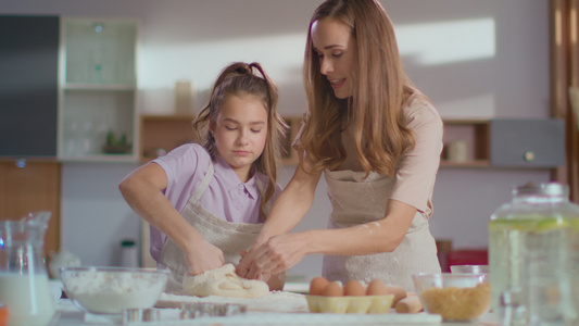 妈妈教孩子制作美食视频