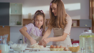 妈妈教孩子制作美食17秒视频