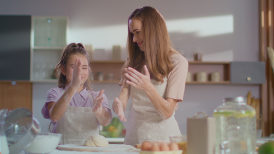 妈妈教孩子制作美食视频