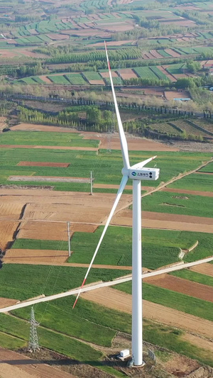 旋转的风力发电机航拍视频田园风光21秒视频