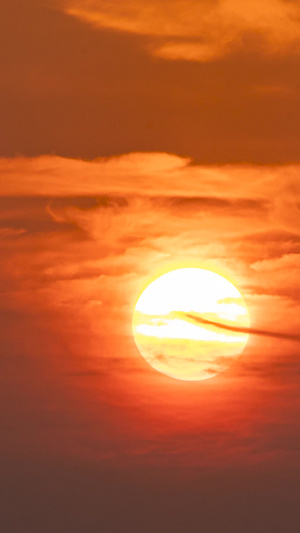 太阳在云层中穿行天空空镜23秒视频