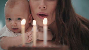妈妈抱着宝宝在吹生日蜡烛8秒视频