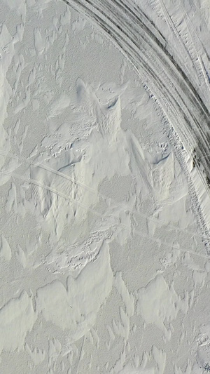 航拍俯视汽车雪地漂移镜头雪中汽车54秒视频