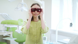 年轻医生在牙办公室装上科保护眼镜12秒视频