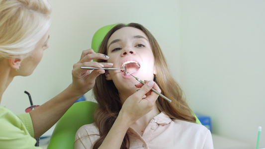 在牙医检查的年轻妇女视频