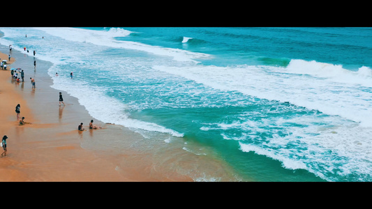 航拍夏日三亚亚龙湾沙滩海滩游客游玩海浪视频