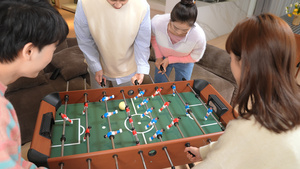 年轻人聚会玩桌上足球10秒视频