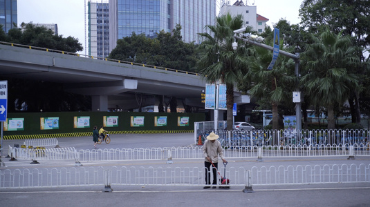 4k清晨环卫工人打扫马路街道【该环卫工人无肖像权，请勿商用】视频