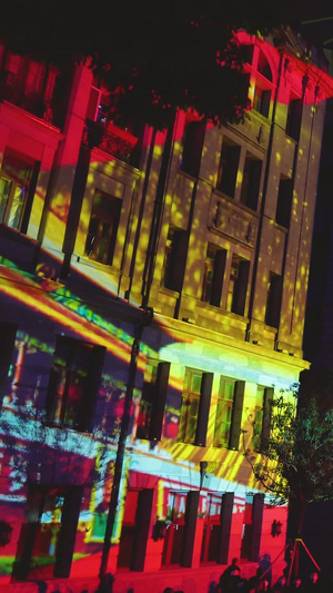 城市夜晚街景观看公益宣传灯光秀表演的人群素材夜景素材71秒视频