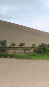 西北甘肃沙漠中的绿洲月牙泉延时视频旅游景区视频